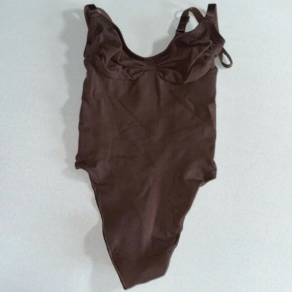 SKIMS Seamless Sculpt  THONG Bodysuit - Picture 4 of 4